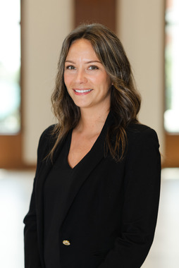 Lindsy-headshot-1